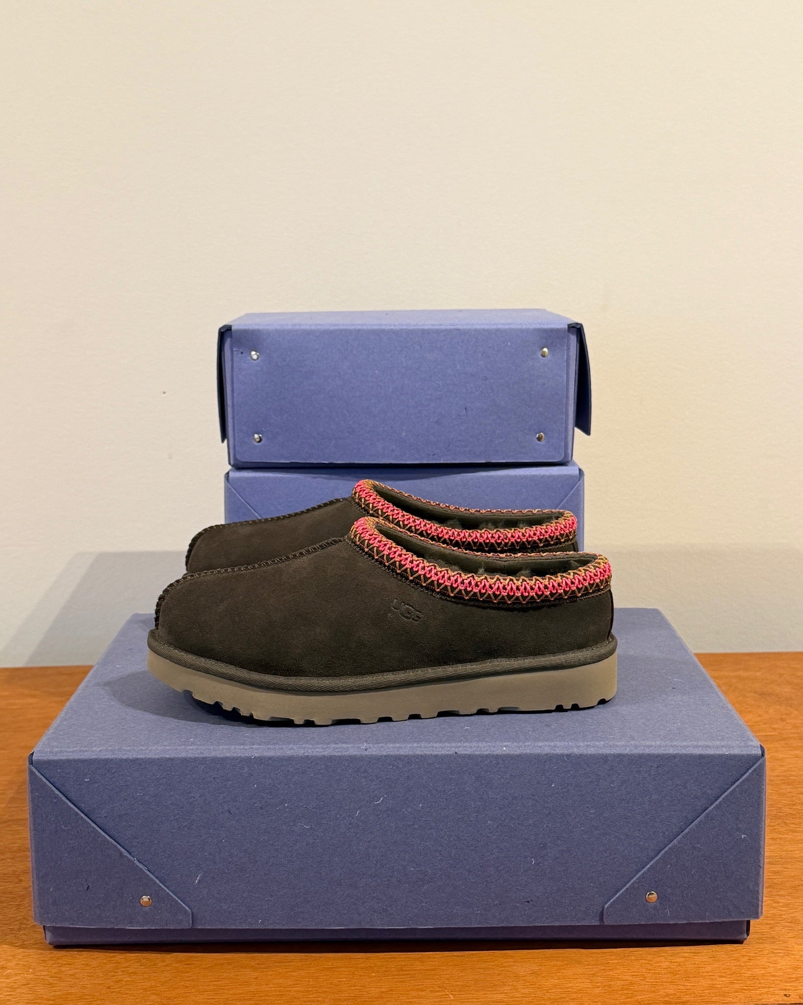 UGG Tasman II, Dense Smoke