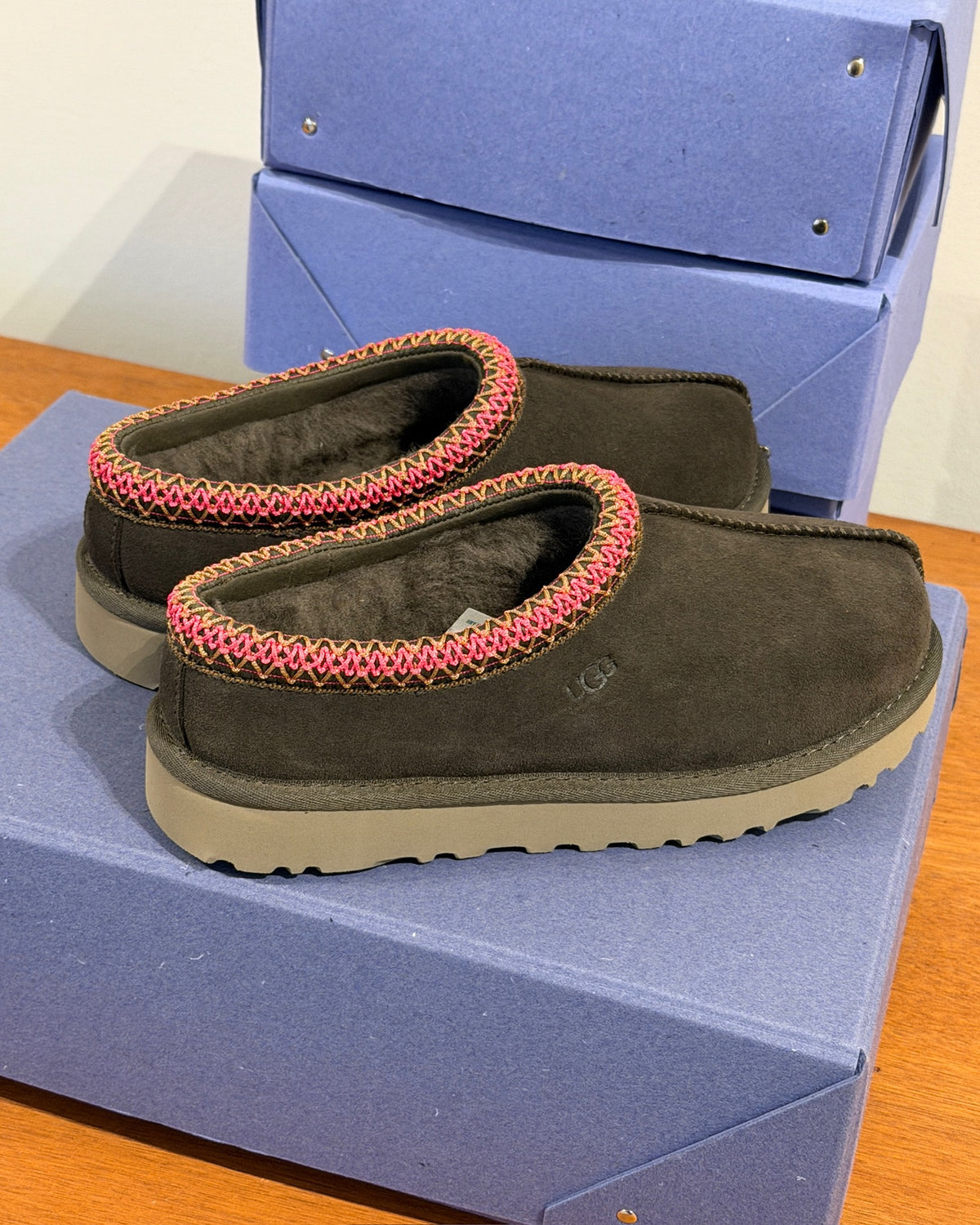 UGG Tasman II, Dense Smoke