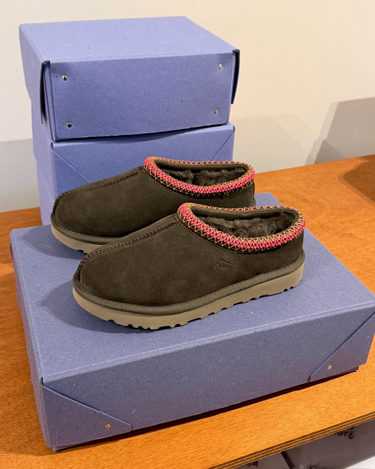 UGG Tasman II, Dense Smoke